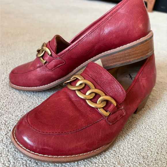 Nevada Sofft Tango Red Leather Slip On Loafers Size 7 Gold Chain - Picture 5 of 8